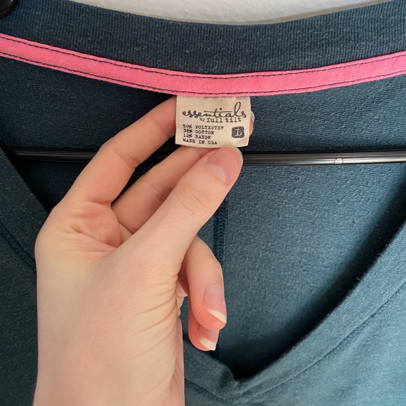 ❌SOLD❌ 3/4 Sleeve V neck soft tee shirt - Picture 3 of 3